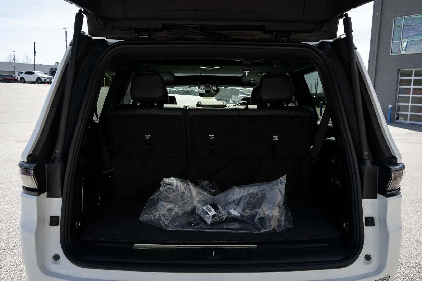 New 2026 Bright White Clear-Coat Exterior Paint Jeep Limited Reserve image 18