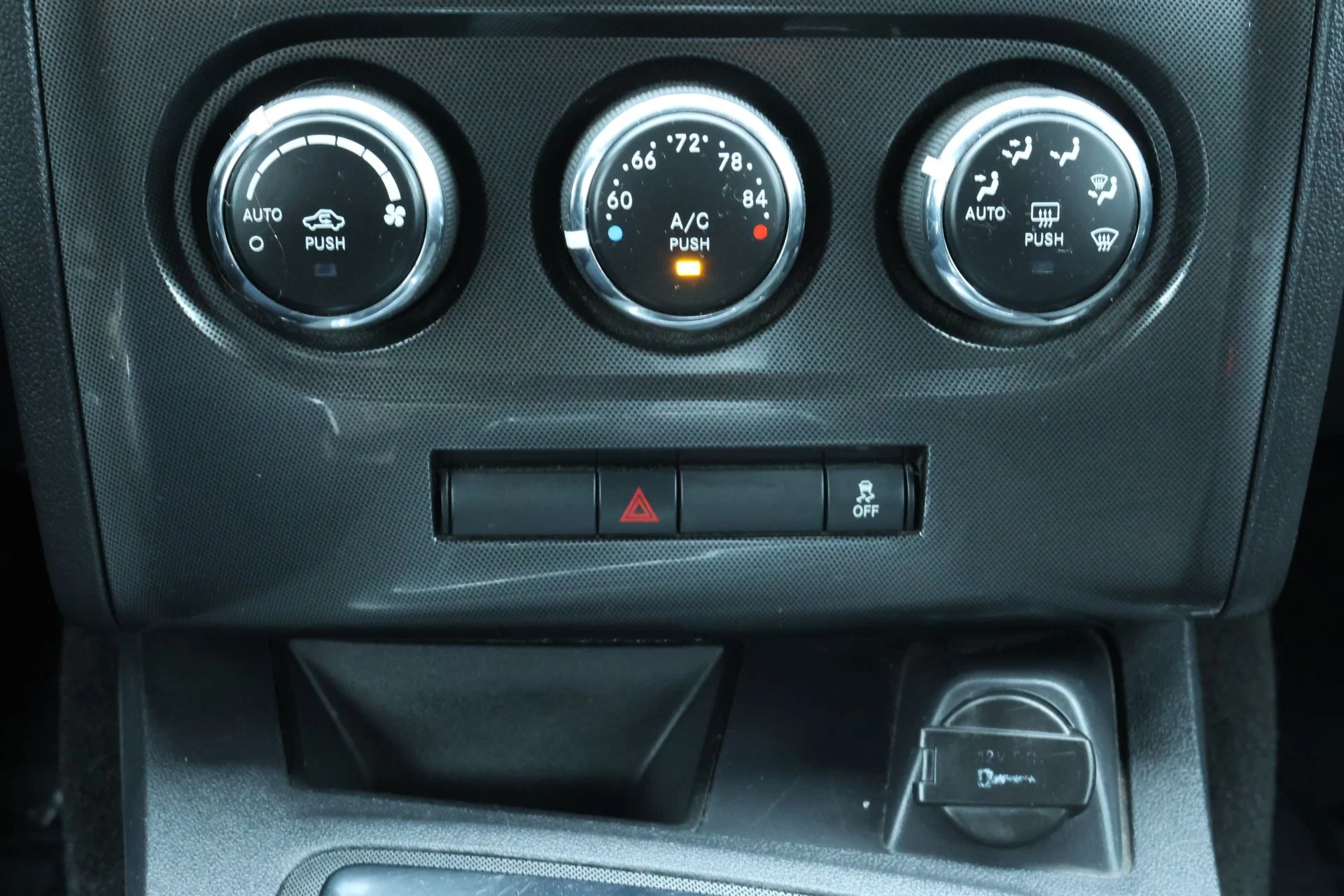 Used 2013 White Dodge SXT image 12