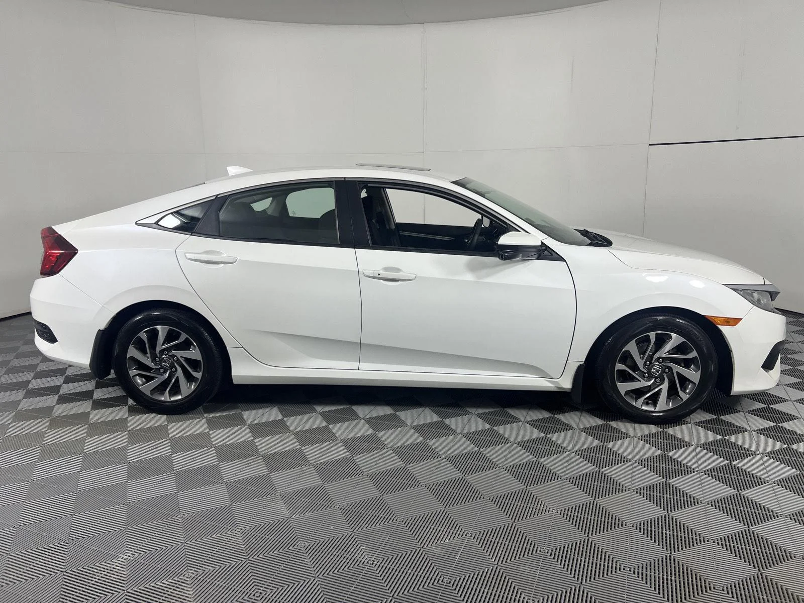 Used 2018  Honda EX image 13