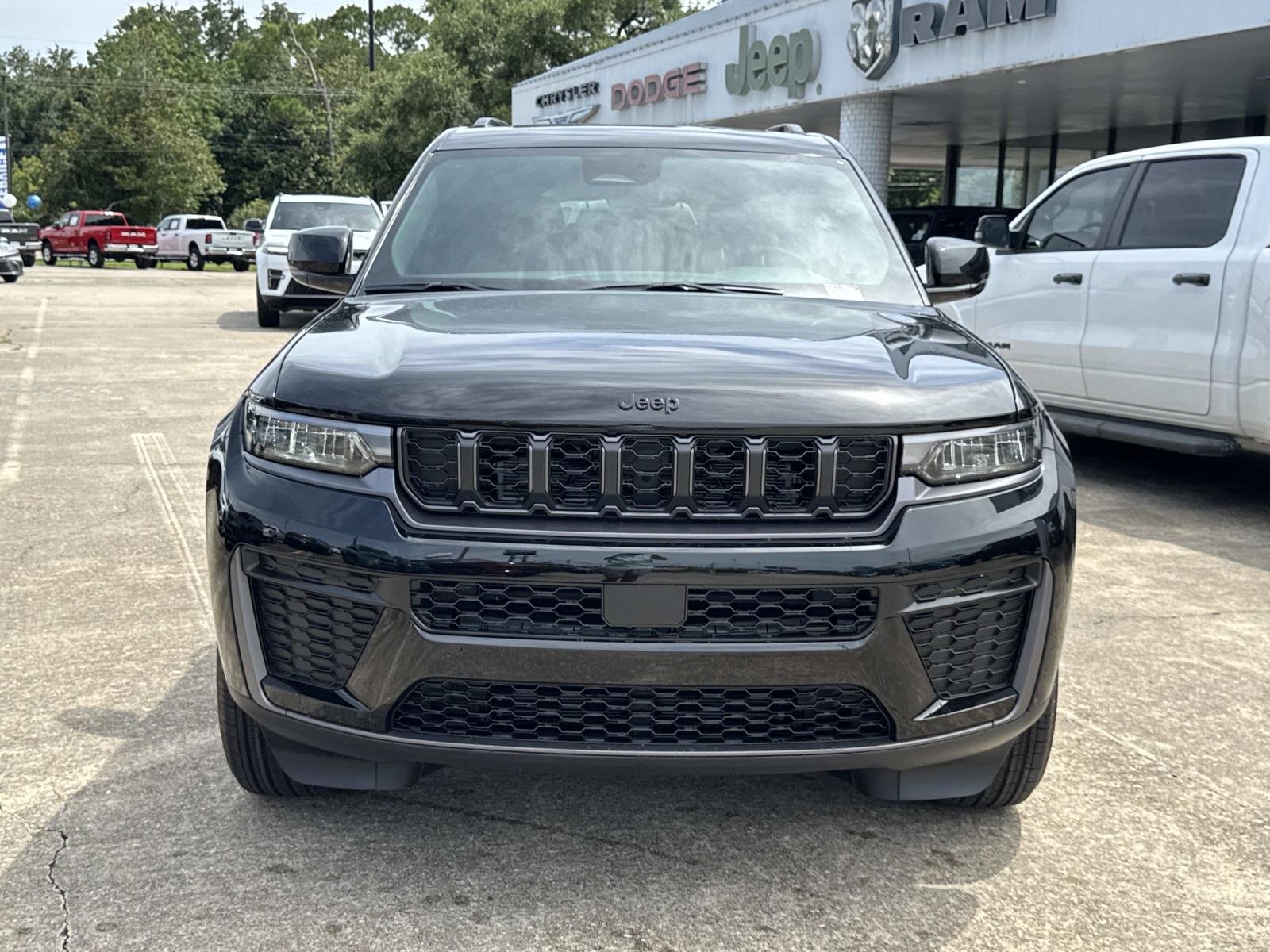 New 2026 Diamond Black Crystal Pearl-Coat Exterior Paint Jeep Laredo Altitude image 2