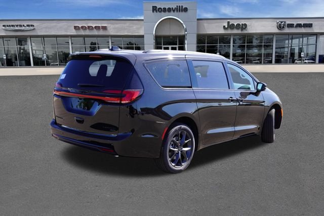 New 2027 Diamond Black Crystal Pearl-Coat Exterior Paint Chrysler Limited image 3
