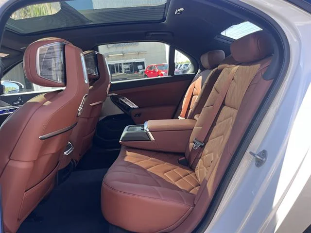 New 2026 Mineral White Metallic BMW 750e xDrive image 24