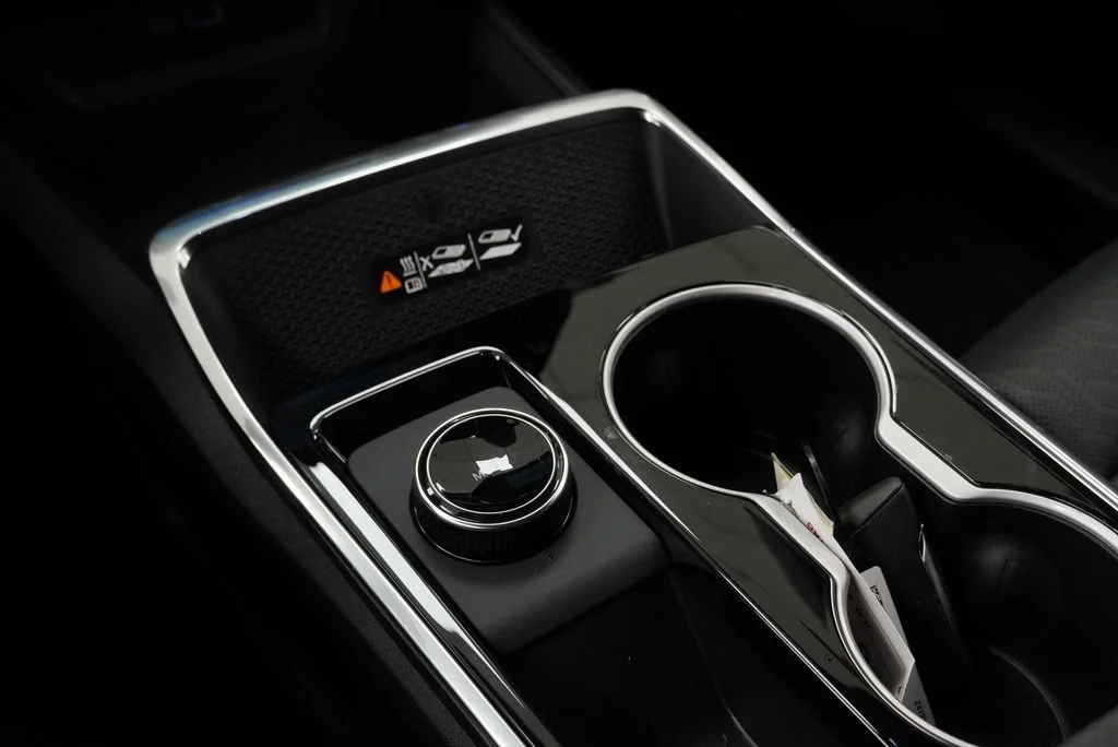 New 2027 Summit White Chevrolet LT image 19