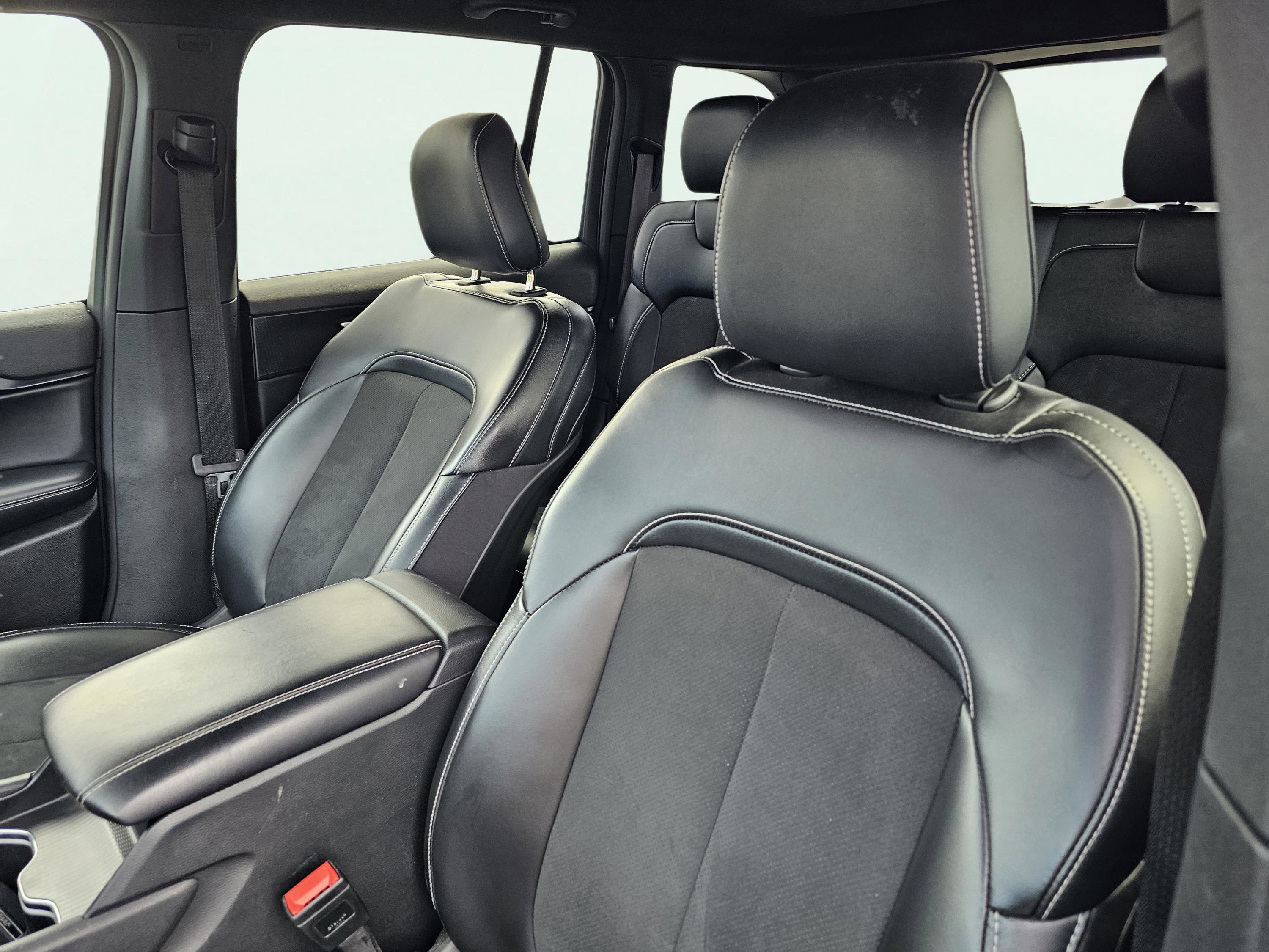 Used 2025 Silver Zynith Jeep Altitude image 17