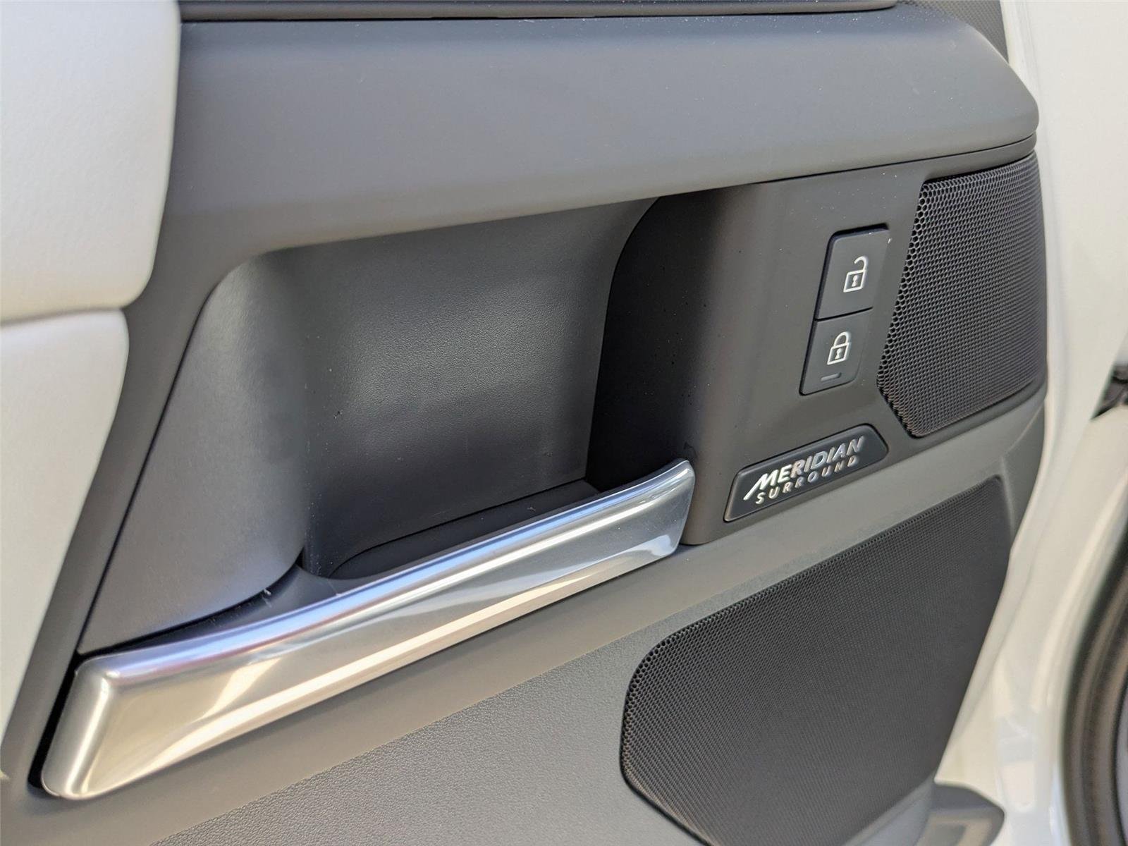 Used 2025 Fuji White Land Rover X-Dynamic SE image 13