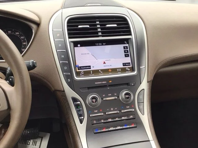 Used 2016 Platinum Dune Metallic Lincoln Reserve image 13