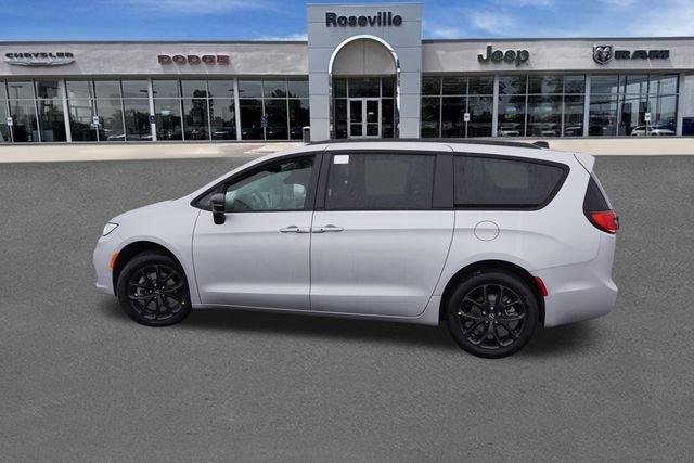 New 2026 Silver Mist Clear-Coat Exterior Paint Chrysler Limited image 6