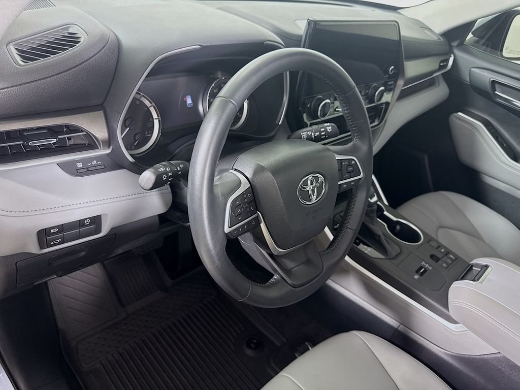 Used 2023 Moon Dust Toyota XLE image 9
