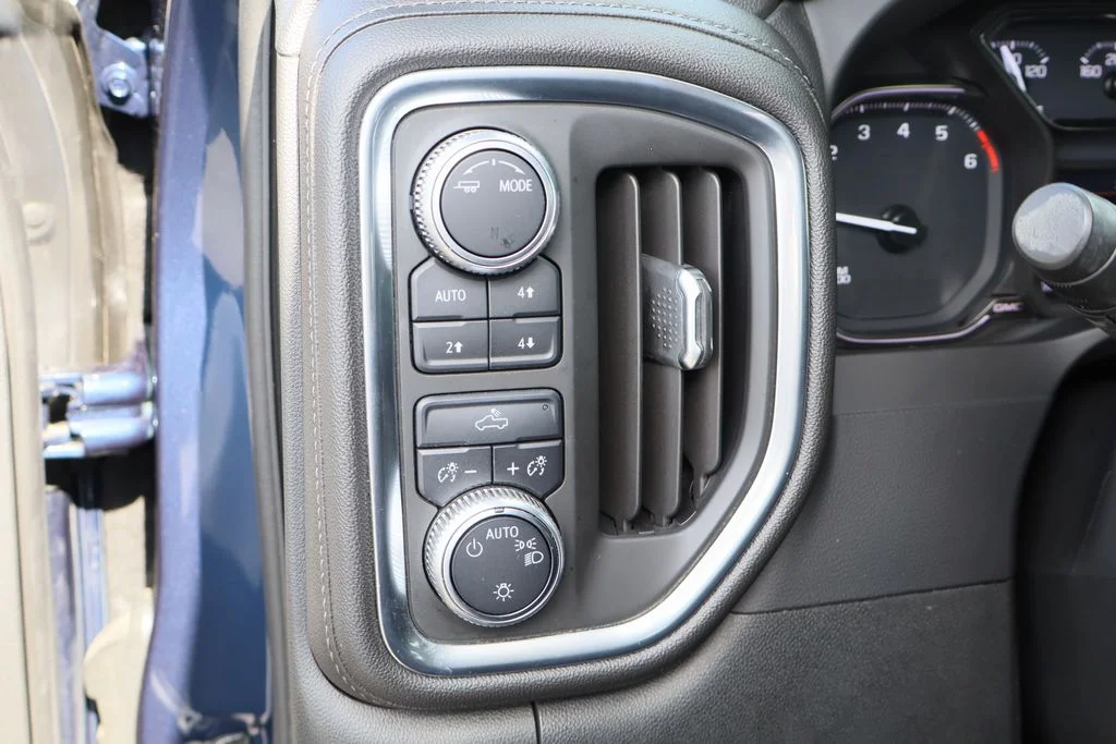 Used 2020 Blue GMC SLE image 12