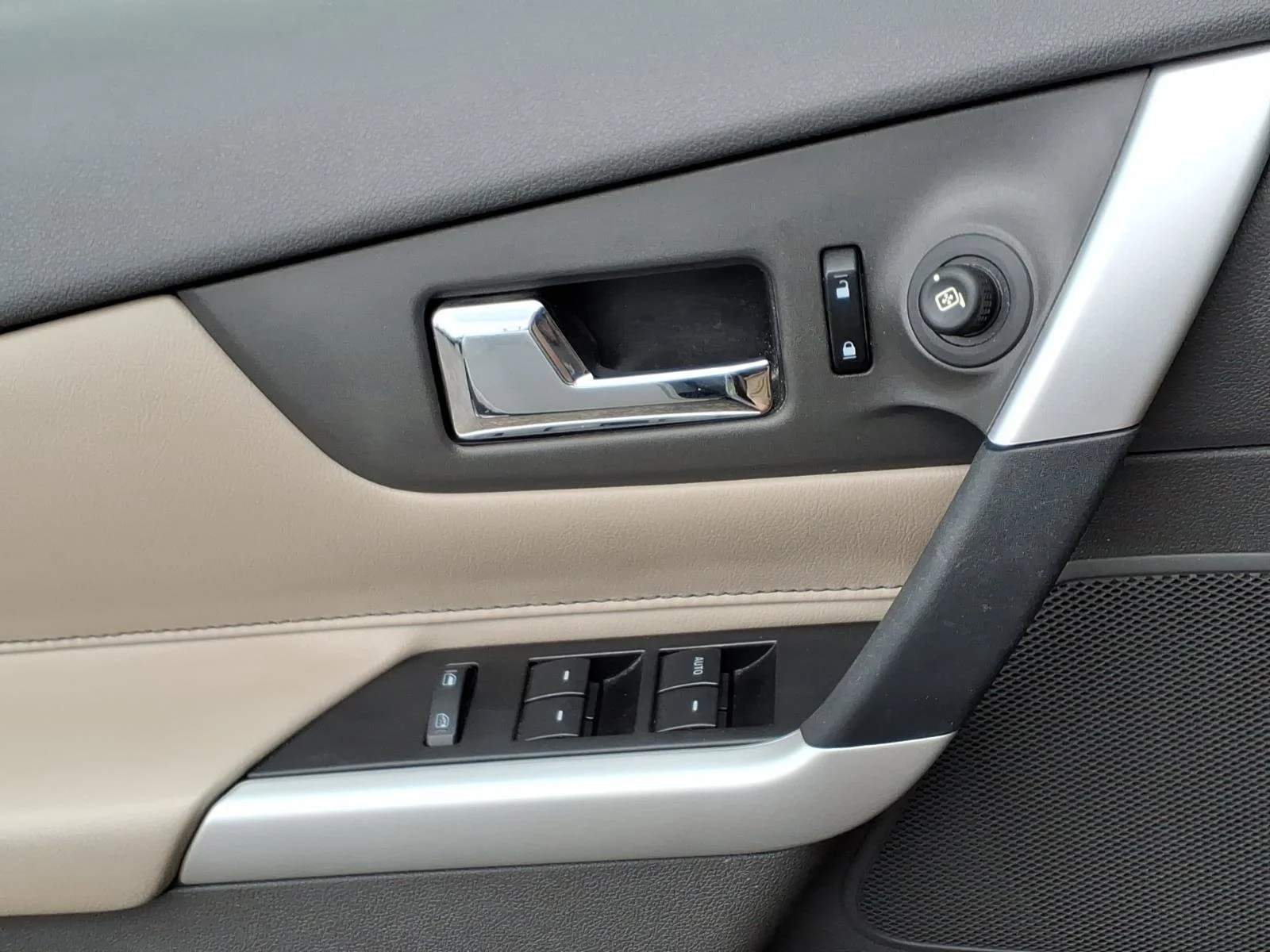 Used 2013 Ingot Silver Ford Limited image 23
