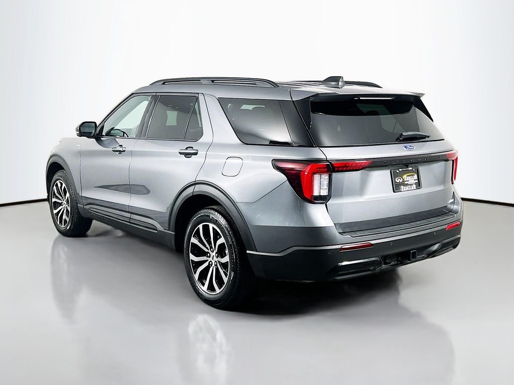 Used 2025 Carbonized Gray Metallic Ford ST-Line image 5