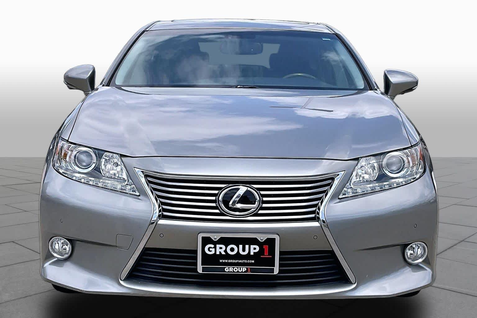 Used 2015 Atomic Silver Lexus  image 4