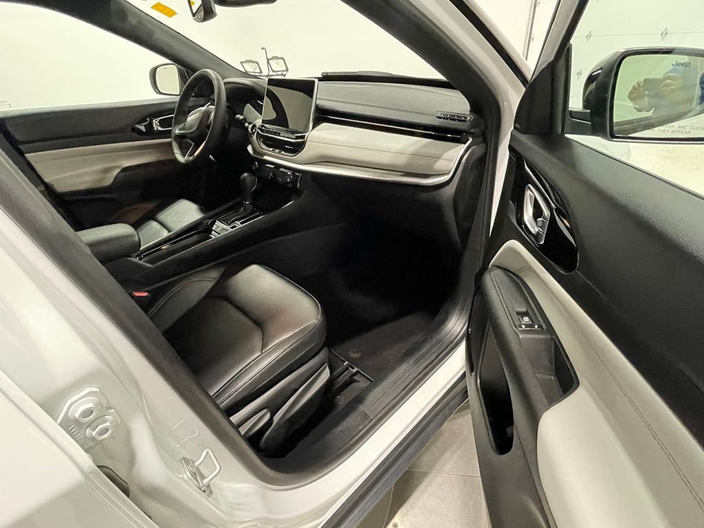Used 2026 White/off-white Jeep Limited image 24