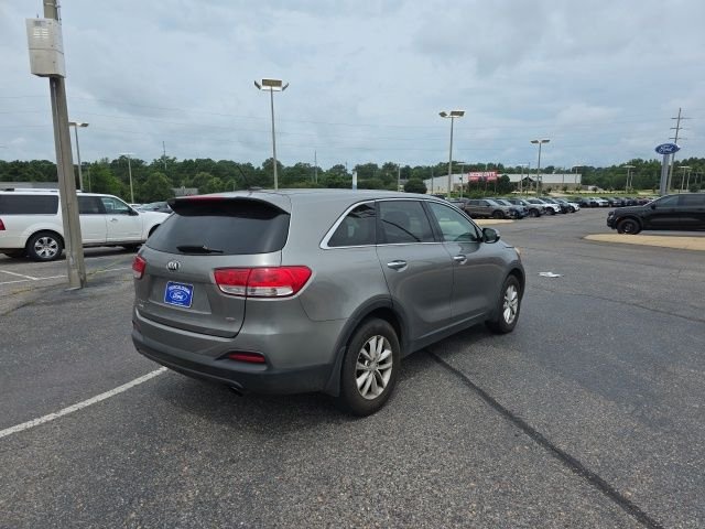 Used 2017 Silver Kia L image 3