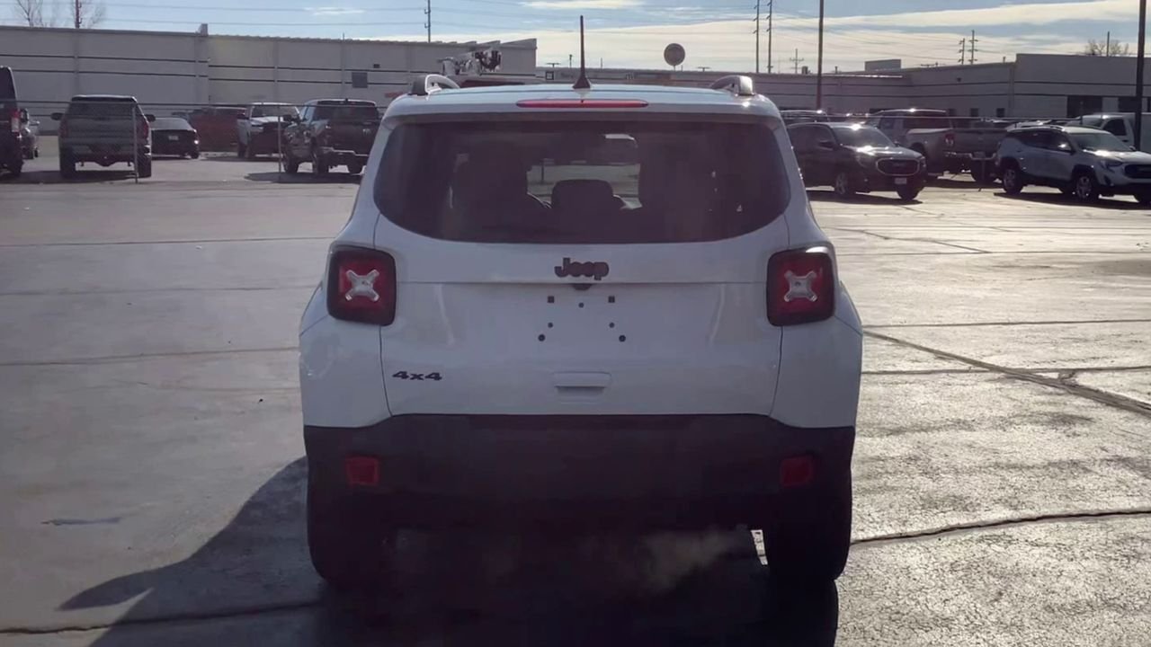 Used 2023 Alpine White Clearcoat Jeep Altitude image 7