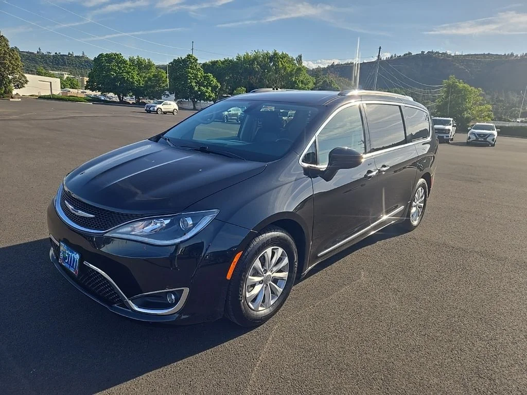 Used 2019 Black Chrysler Touring L image 10
