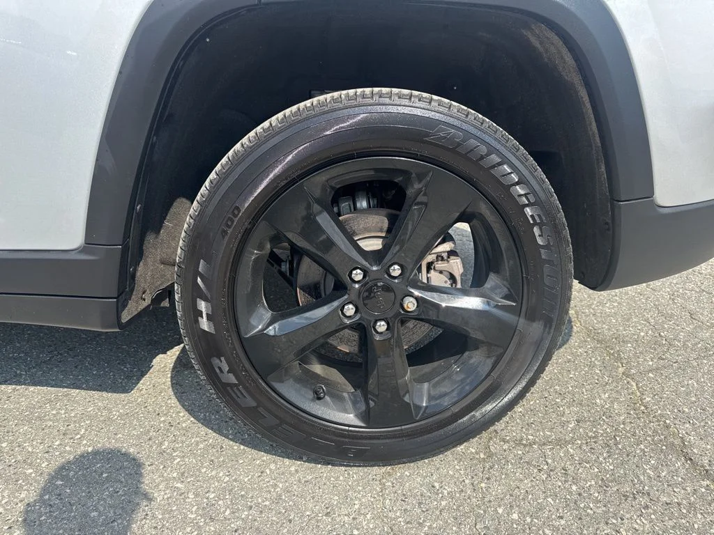 Used 2024 Silver Jeep Altitude X image 31