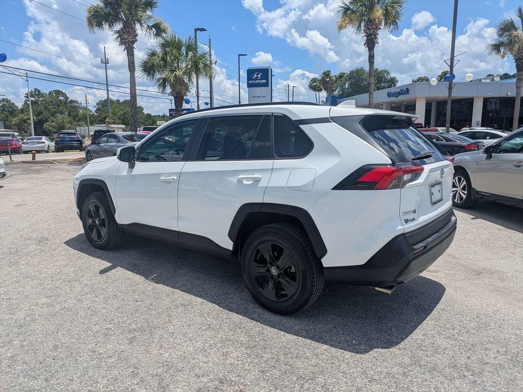 Used 2020 White Toyota XLE image 5