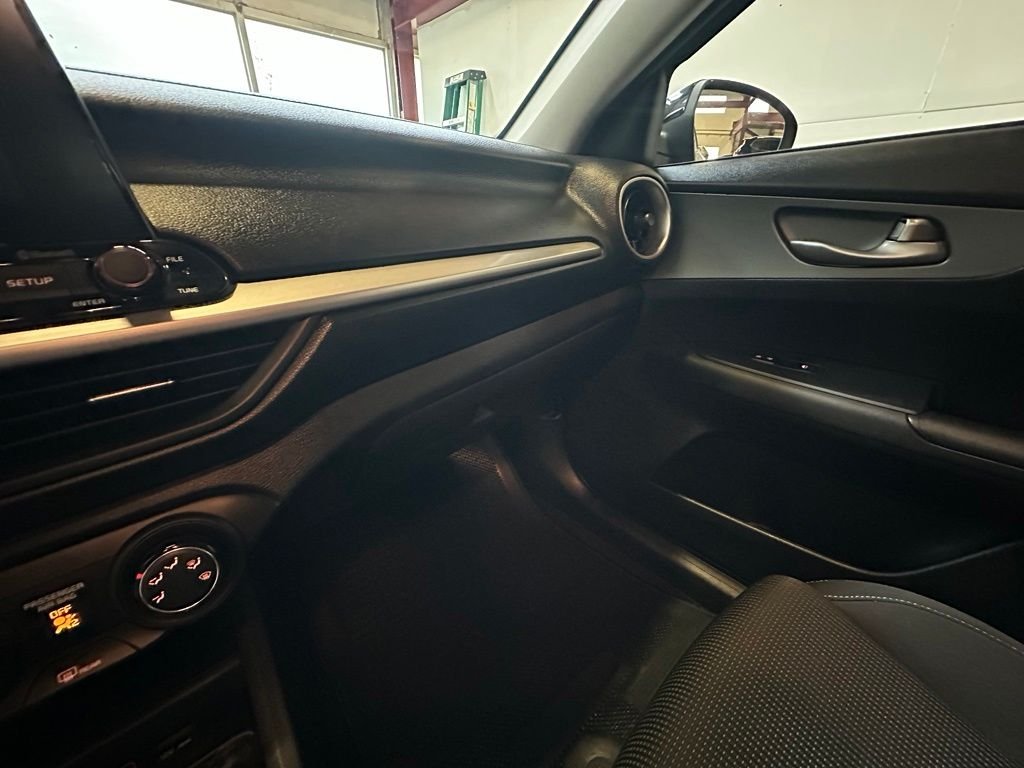 Used 2021 Black Kia LXS image 19