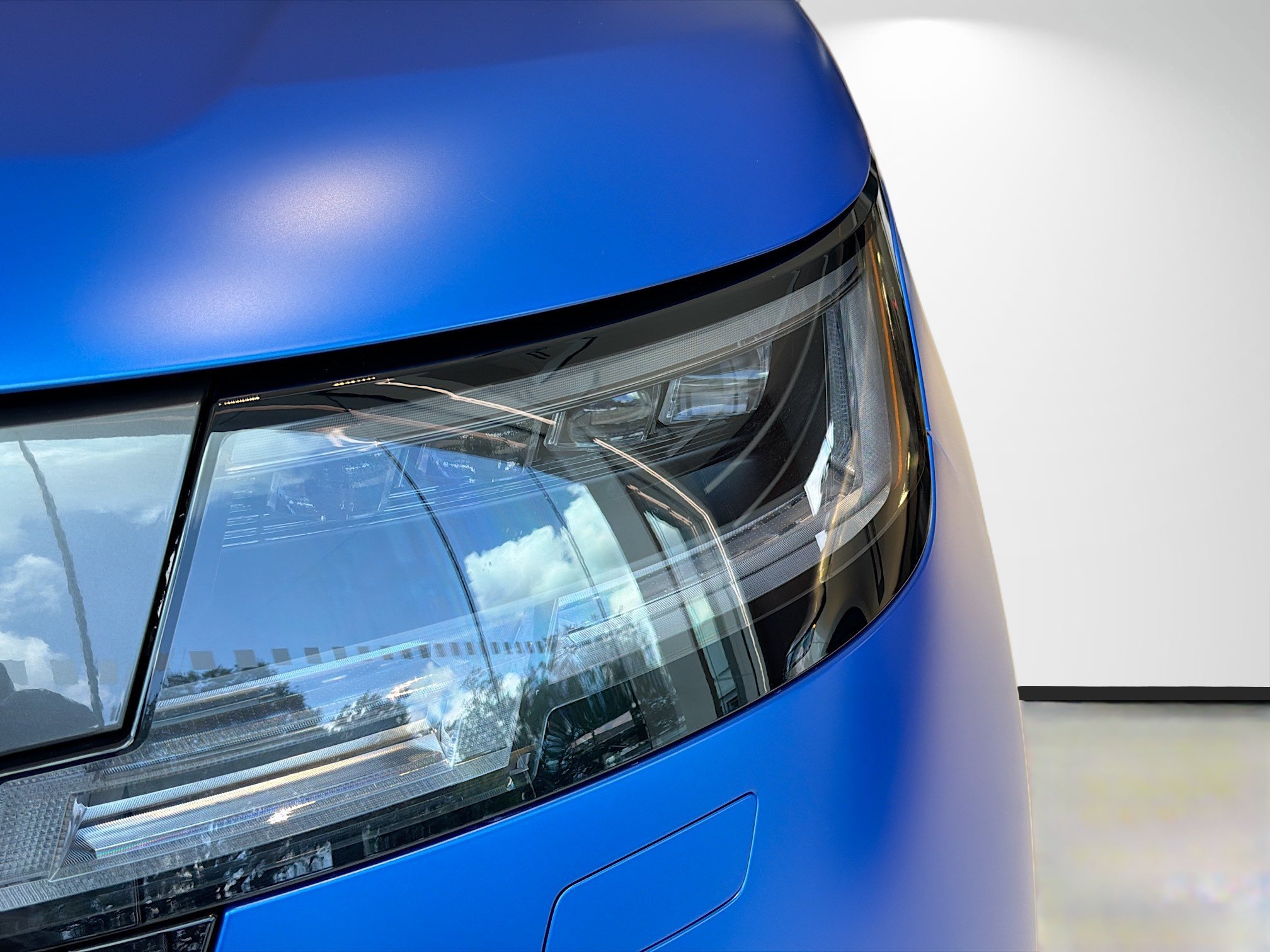 New 2026 Velocity Blue Satin Land Rover Autobiography image 7