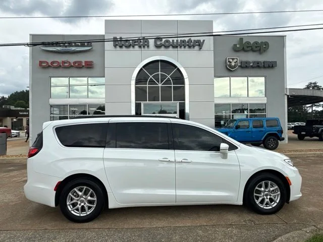 2022 Chrysler Pacifica Touring L's photo