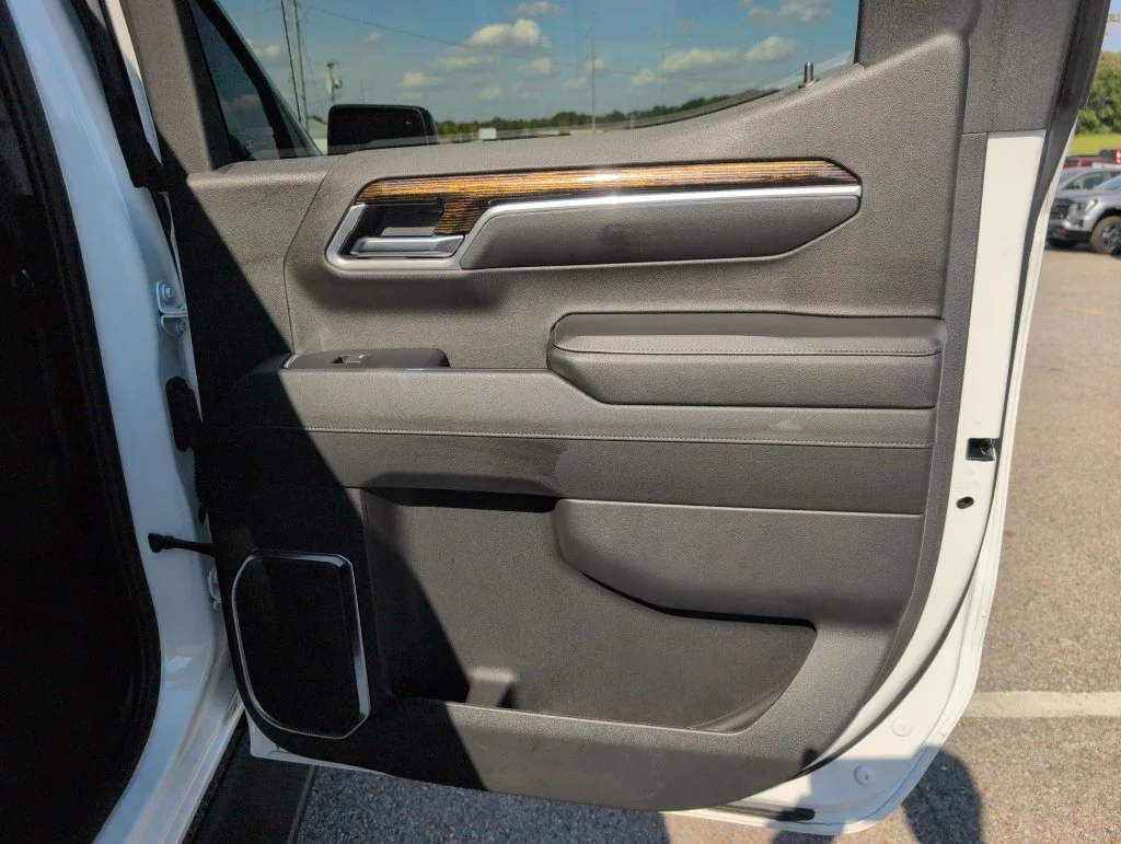 Used 2024 White GMC Elevation image 43
