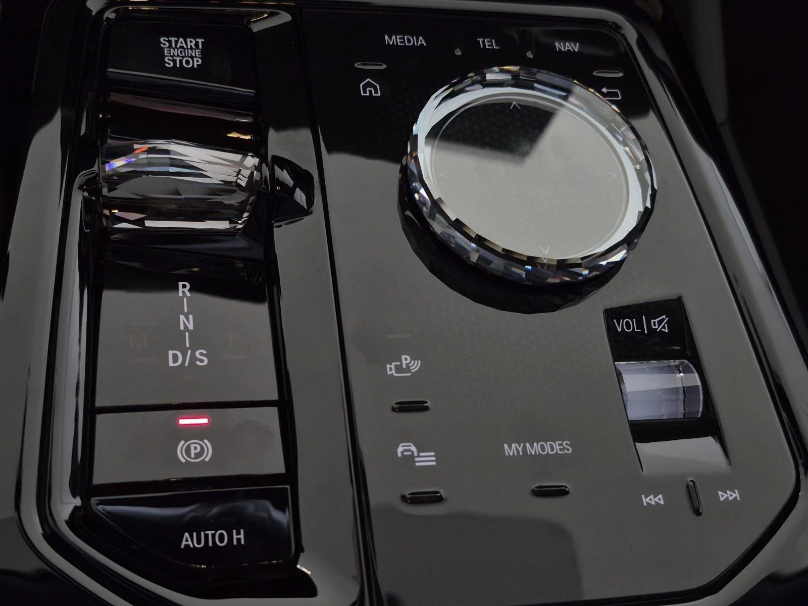 New 2027 Black Sapphire Metallic BMW 550e xDrive image 27