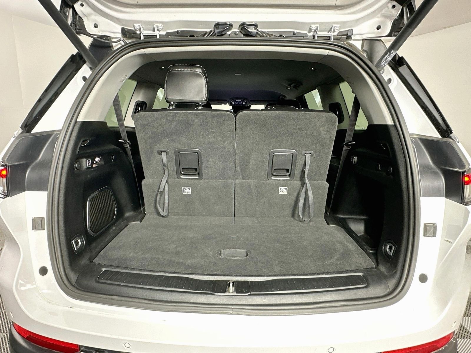 Used 2022 Bright White Clearcoat Jeep Limited image 28