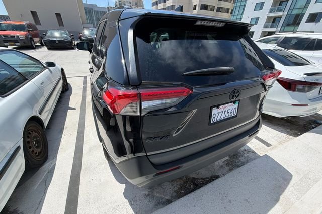 Used 2021 Midnight Black Metallic Toyota XLE Premium image 9