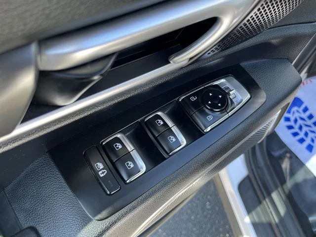 Used 2022 White Kia S image 17