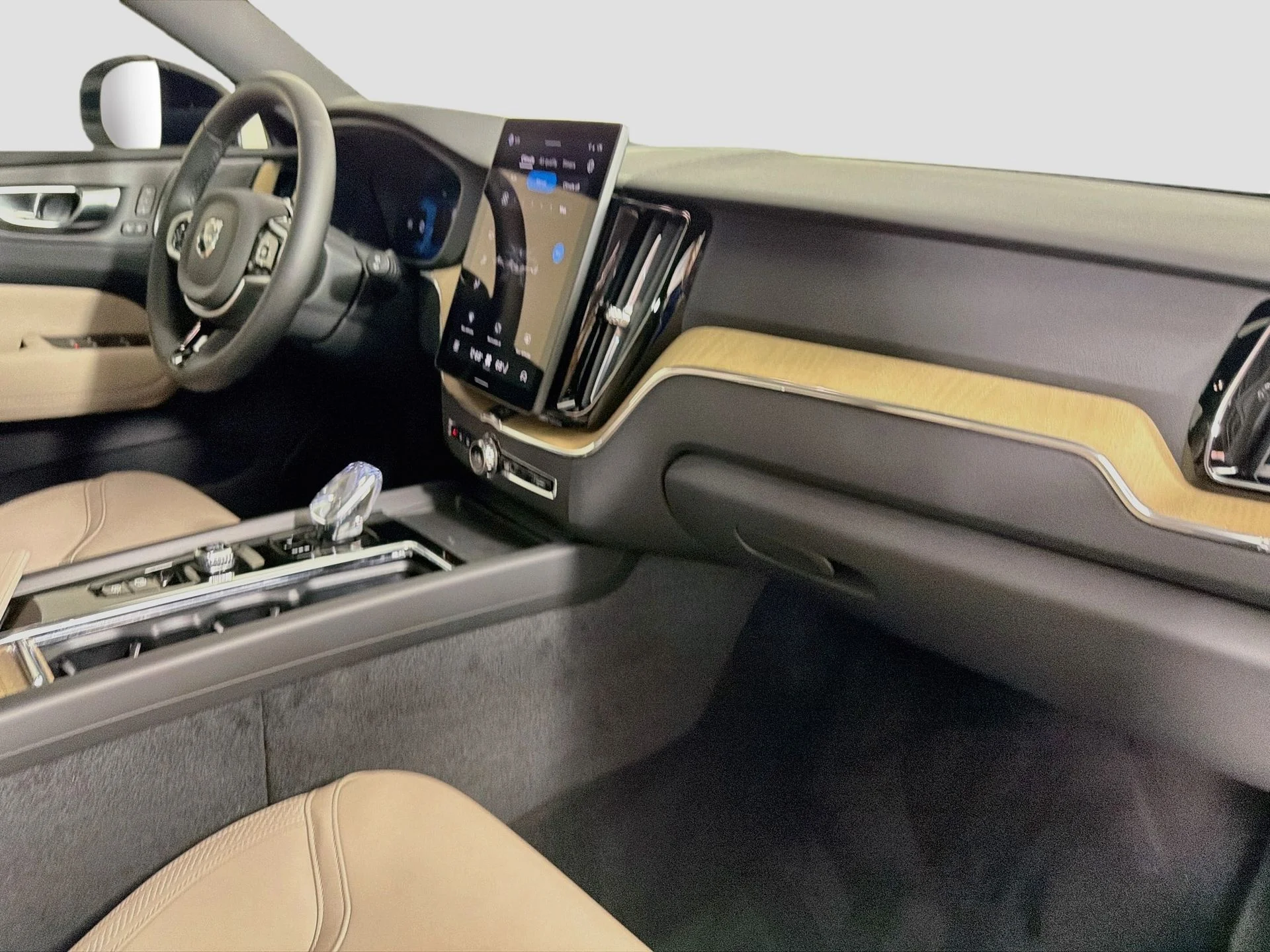 New 2026 Crystal White Volvo Plus image 28