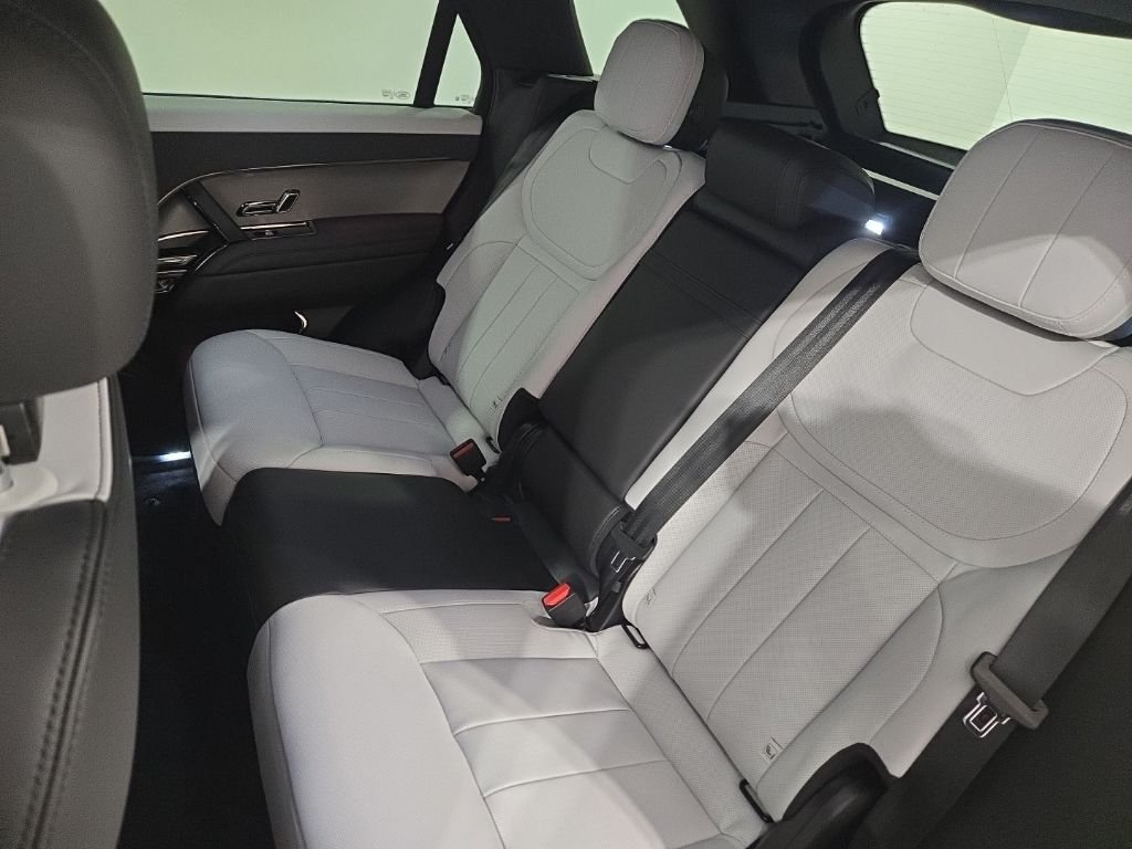 New 2026 Varesine Blue Land Rover Dynamic SE image 24