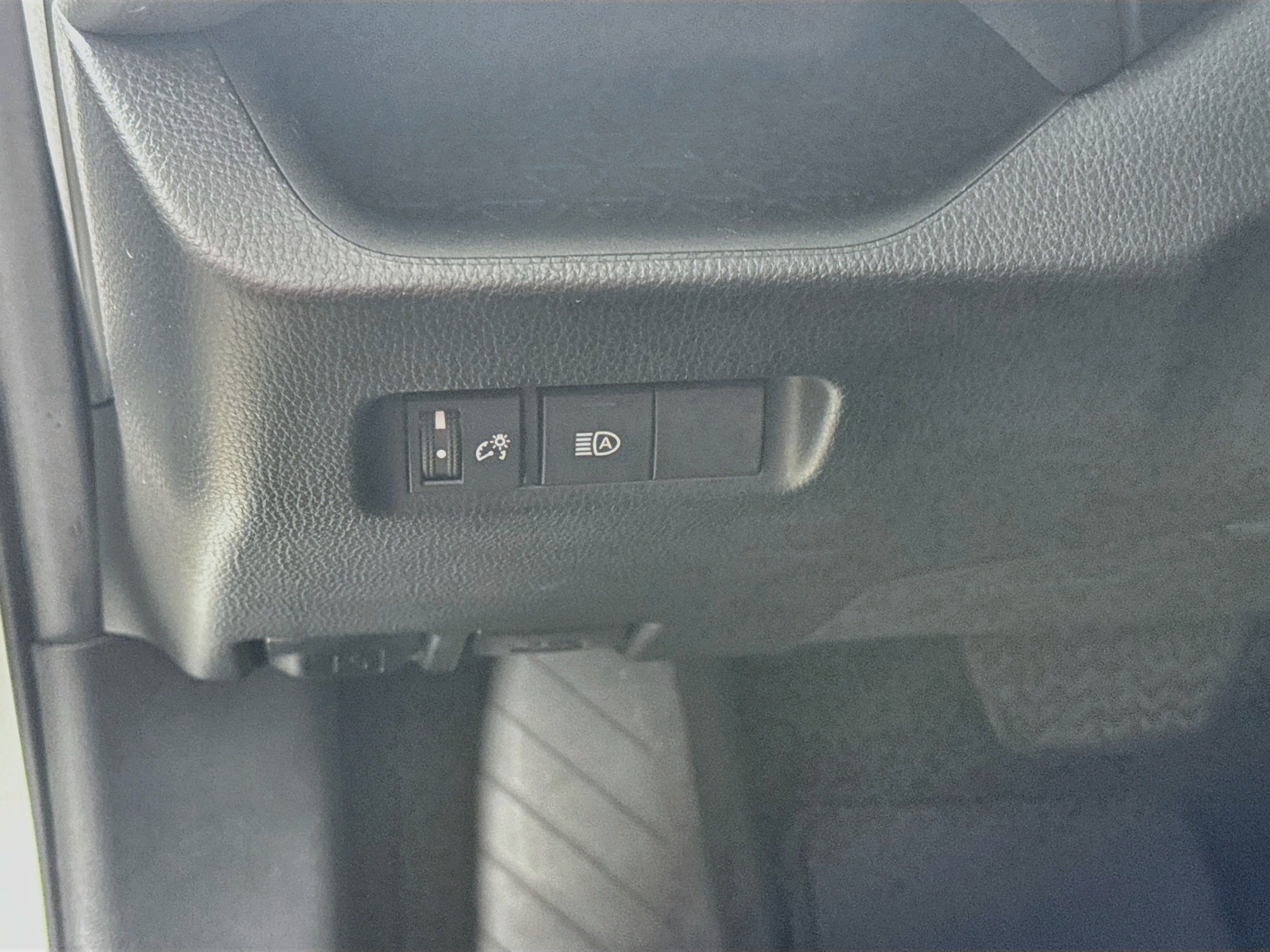 Used 2022 White Toyota LE image 10
