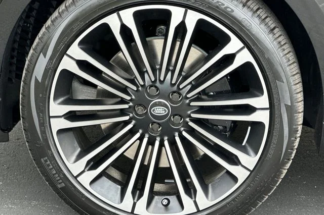 New 2026 Santorini Black Land Rover Dynamic SE image 24