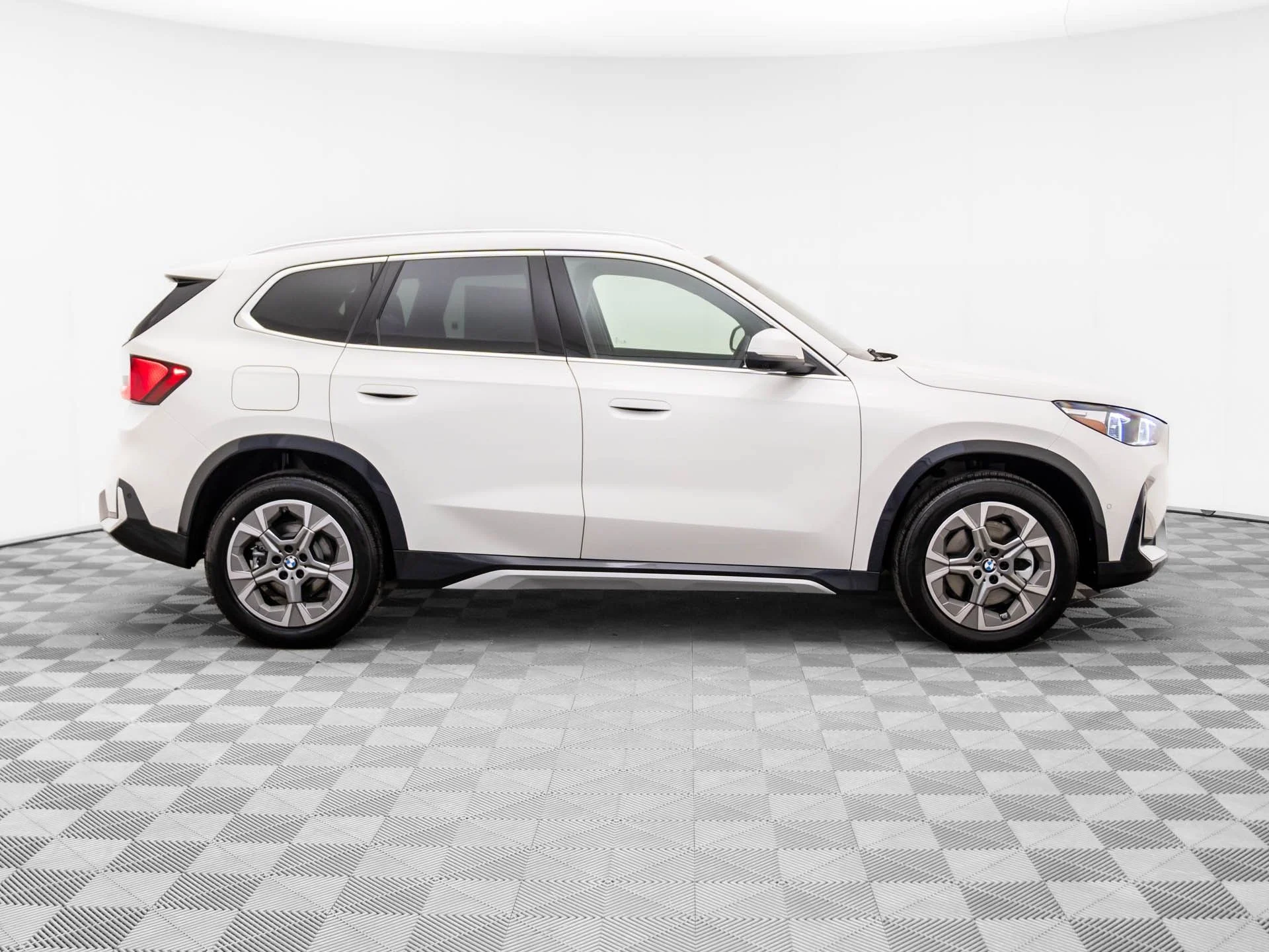 New 2026 White BMW xDrive28i image 7