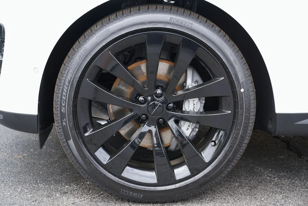 New 2026 Fuji White Land Rover SE image 9