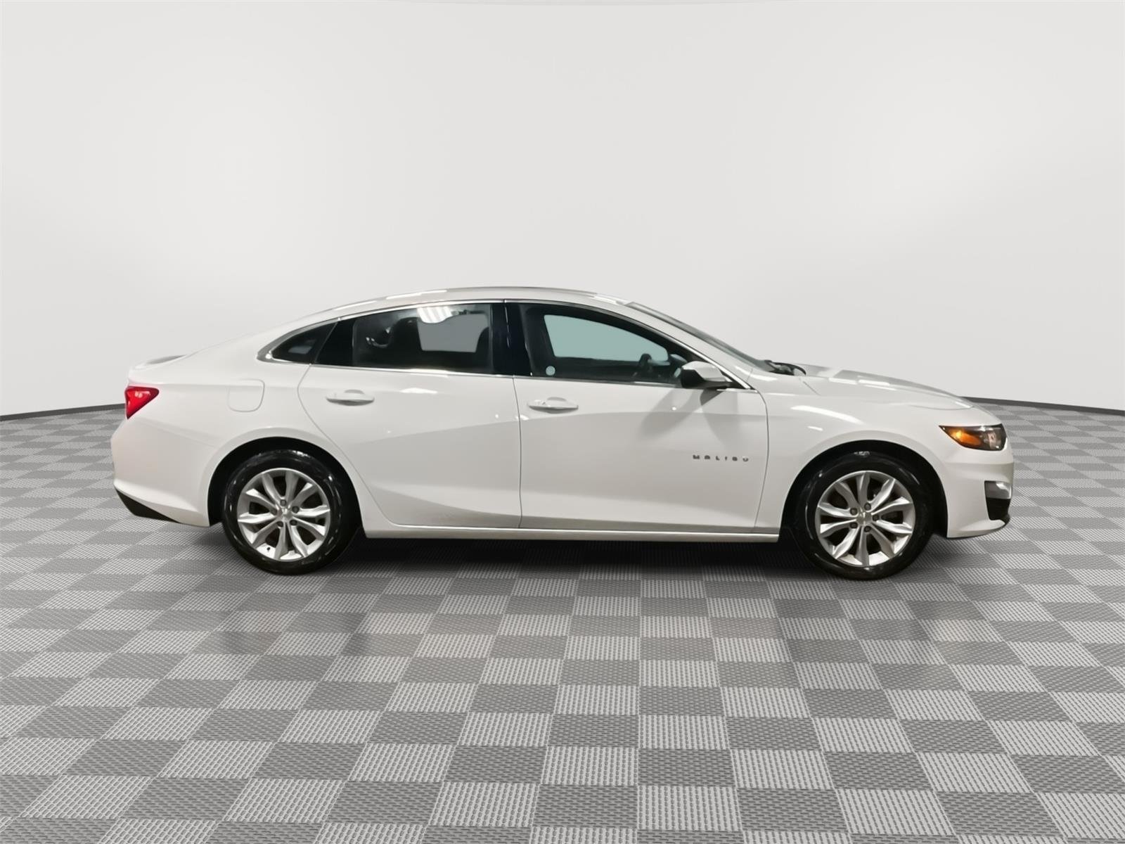 Used 2024 Summit White Chevrolet LT image 4