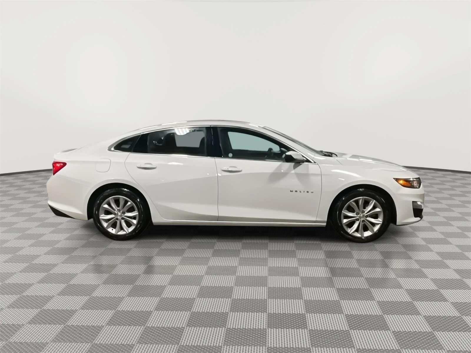 Used 2024 Summit White Chevrolet LT image 4