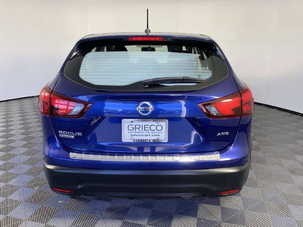 Used 2018 Caspian Blue Nissan S image 7