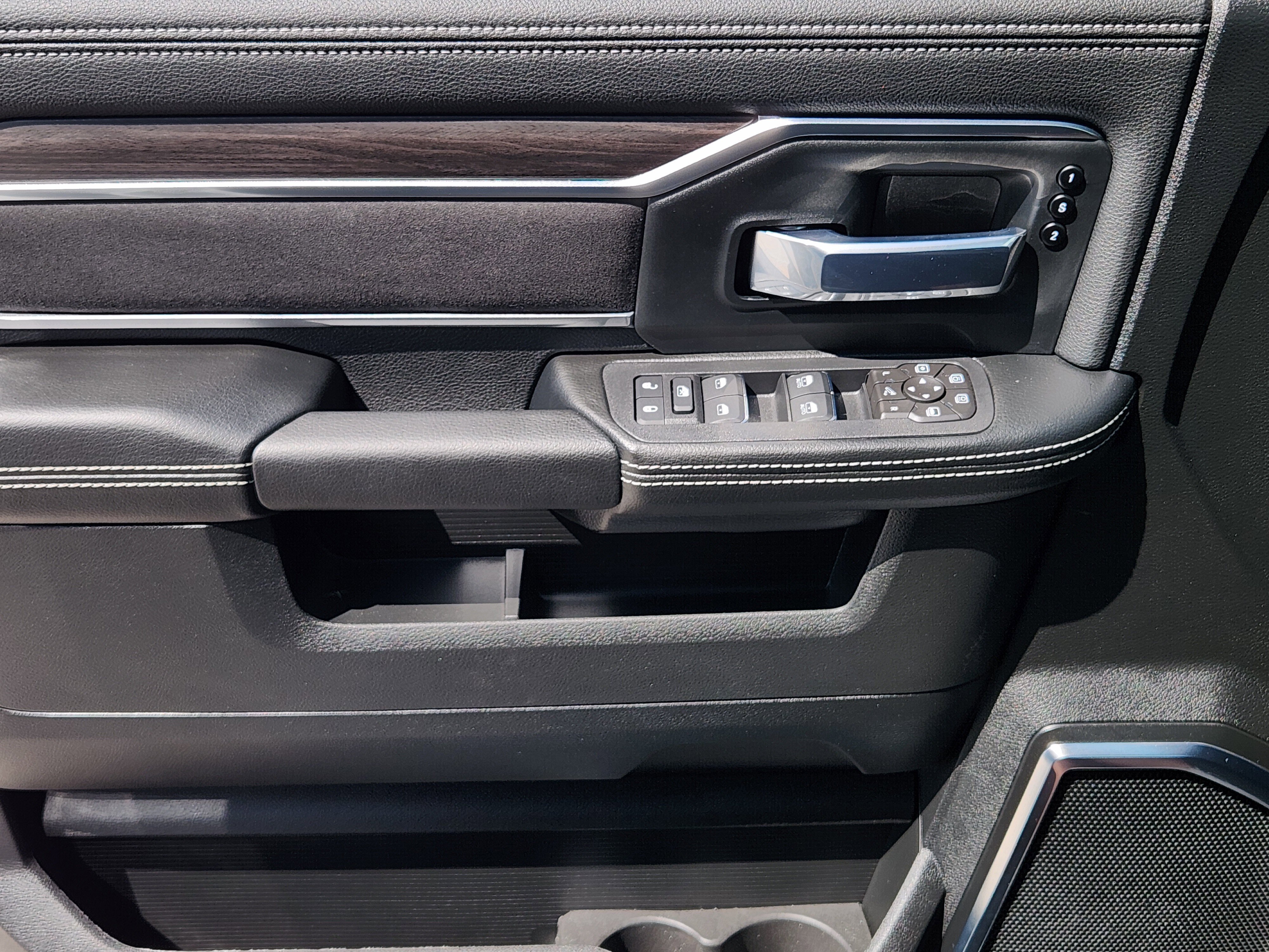 New 2026 Bright White Clear-Coat Exterior Paint RAM Laramie image 19