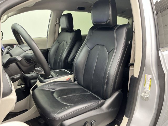 Used 2024 Silver Mist Clearcoat Chrysler Touring L image 8