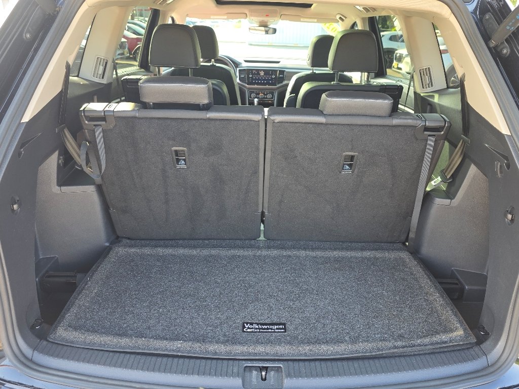 Used 2021 Deep Black Volkswagen SEL image 4