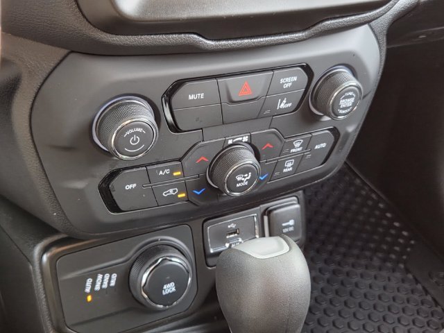 Used 2023 White Jeep Altitude image 23