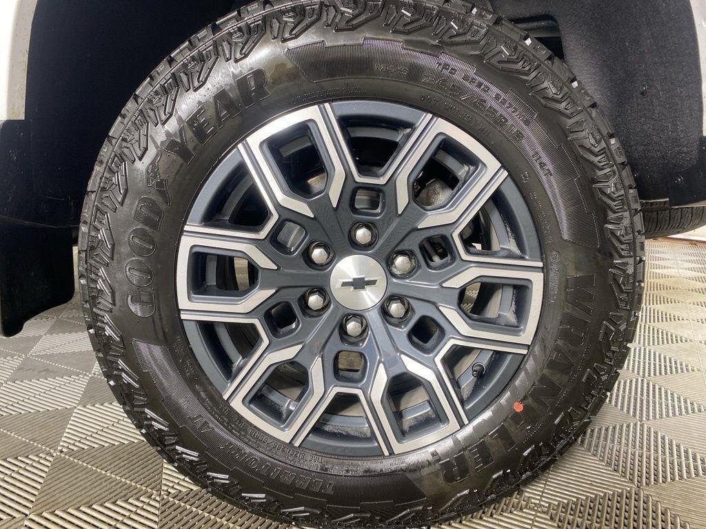 Used 2026 Summit White Chevrolet Z71 image 9