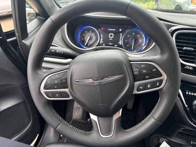 Used 2025 Black Chrysler Select image 16