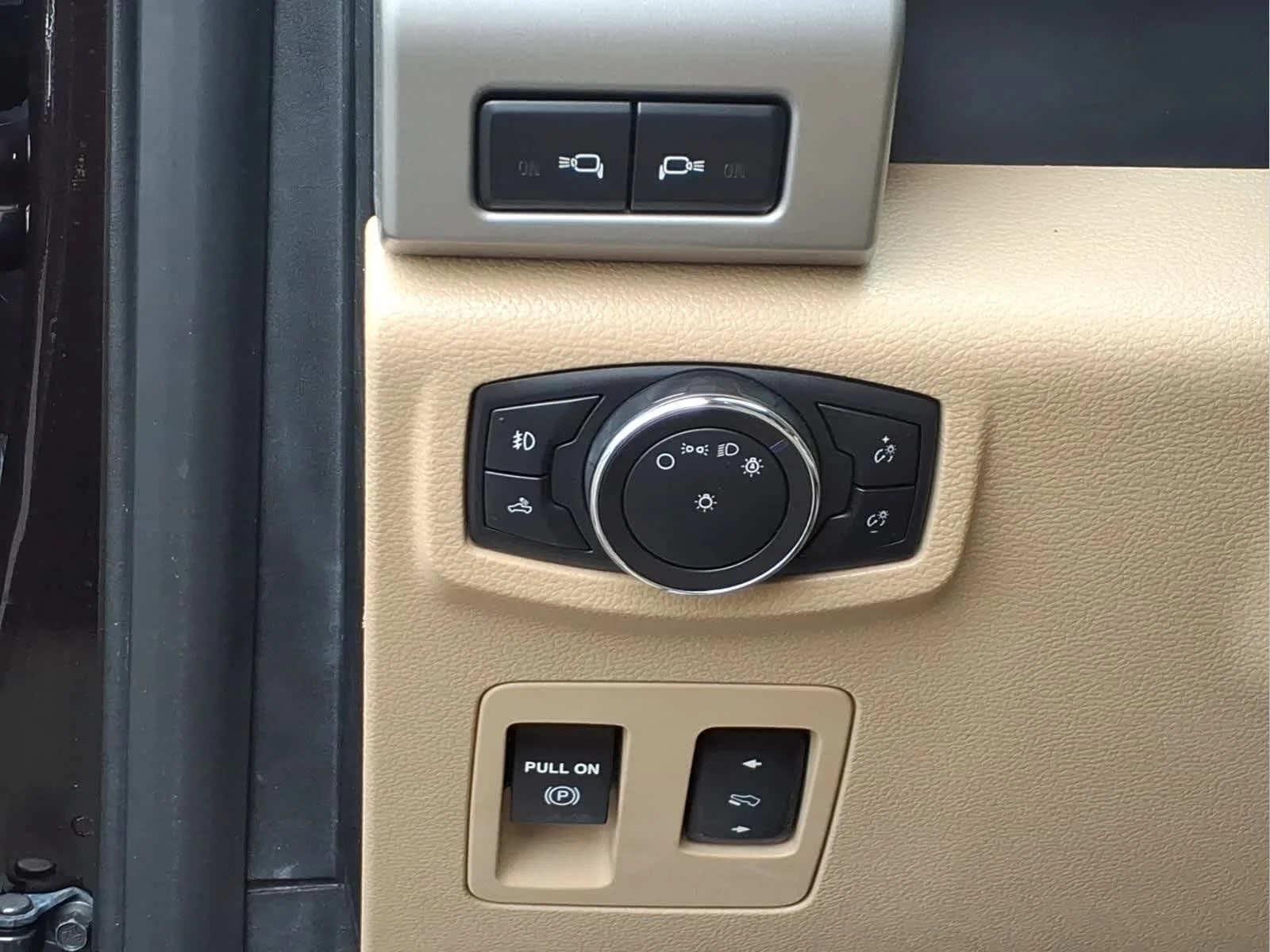 Used 2018 Magma Red/Stone Gray Ford LARIAT image 13