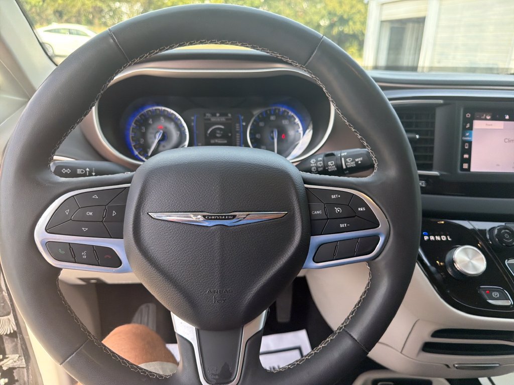 Used 2023 Black Chrysler LX image 17