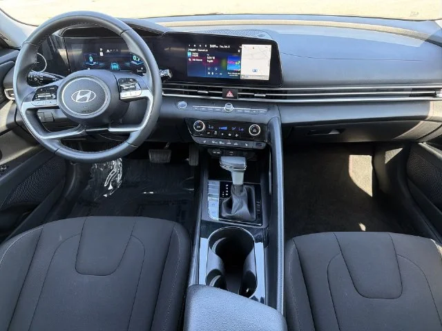 Used 2025 White Hyundai SEL Convenience image 17
