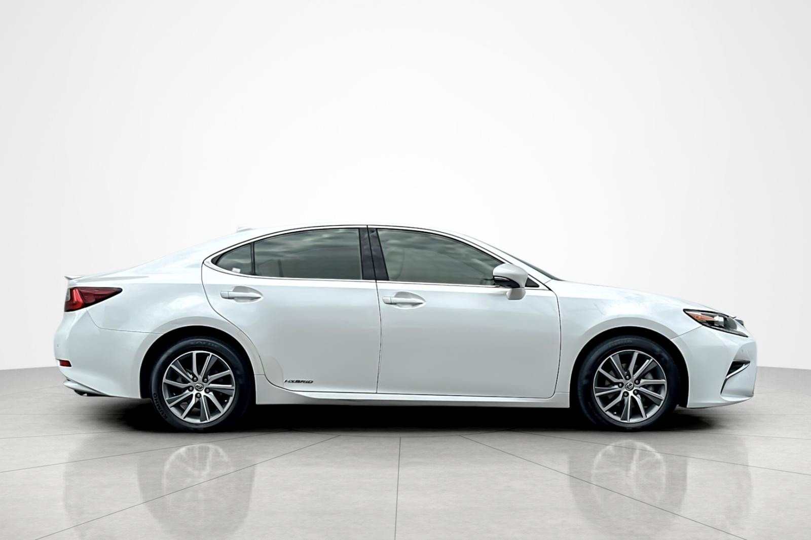 Used 2017 EMINENT WHITE Lexus ES 300h image 6