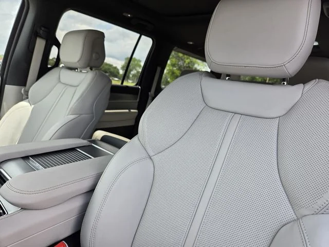 New 2026 Bright White Clear-Coat Exterior Paint Jeep  image 28